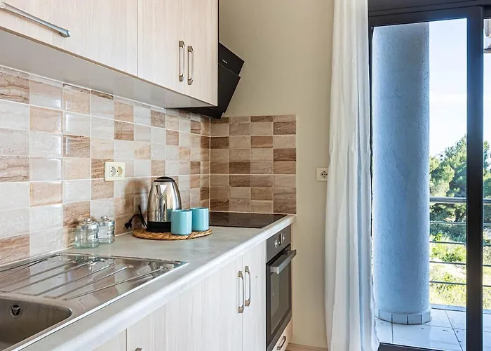 Charm 4, 1br Ap, Sea View, Parking &